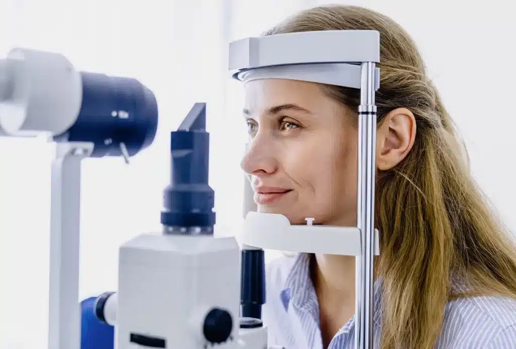 women-computer-diagnostics-of-vision-choice-of-glasses-2021-08-26-16-26-36-utc-7557403