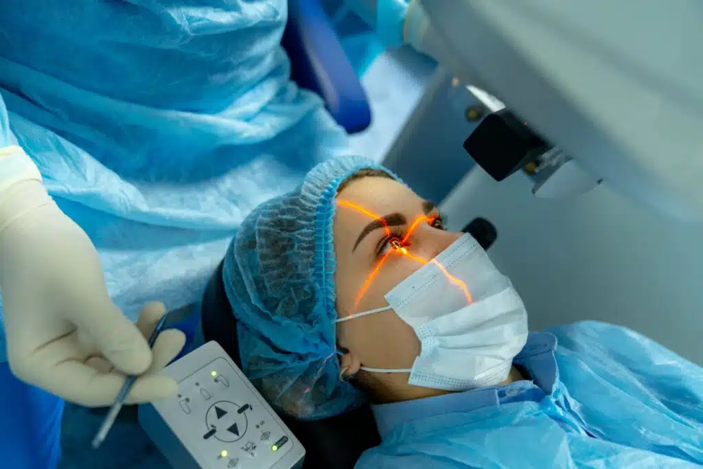 cirugia-oftalmologica-en-valencia-operacion-2048x1365-6060462