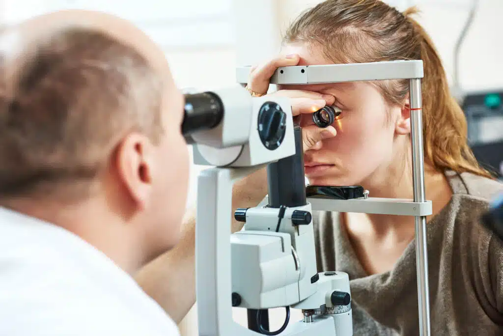 the-difference-between-a-comprehensive-eye-exam-and-a-regular-one-1-5003938